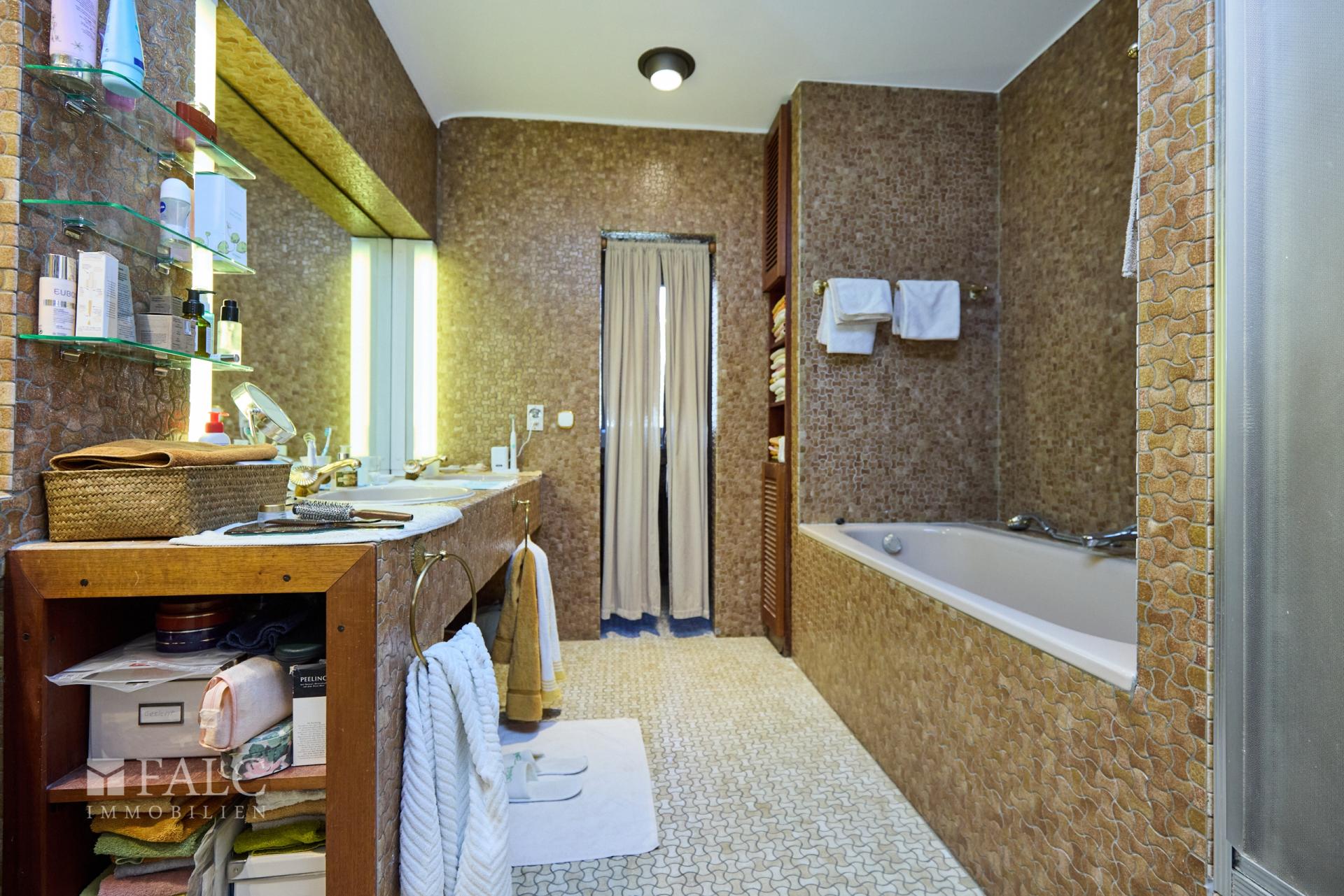 Begehbares Badezimmer